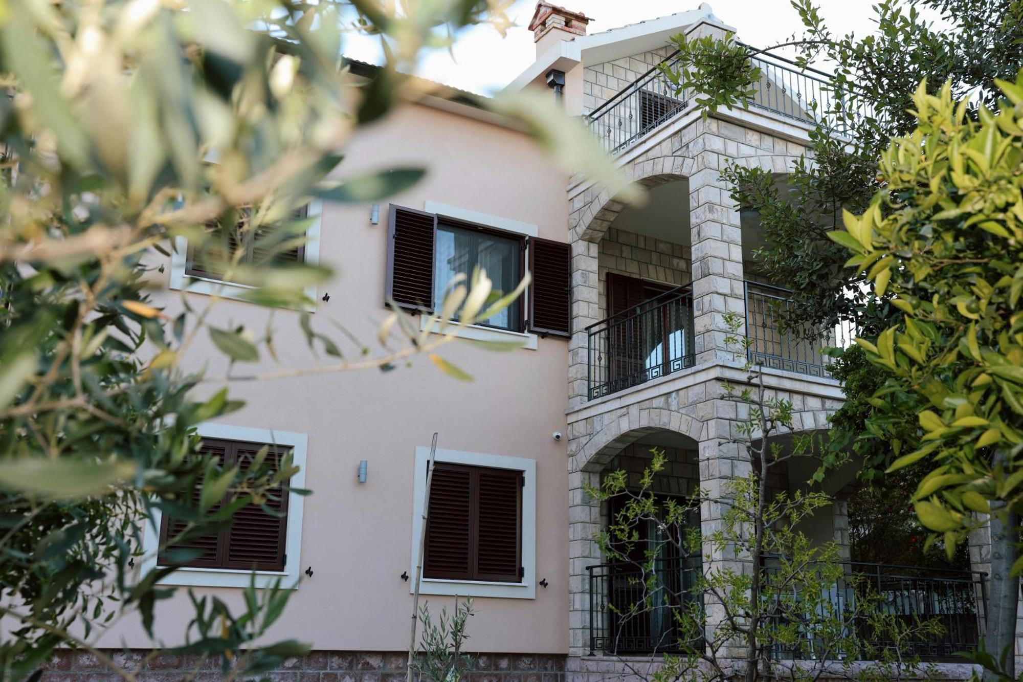 Apartments N & S - Private Parking & 1 Minute To The Beach Herceg Novi Exterior photo