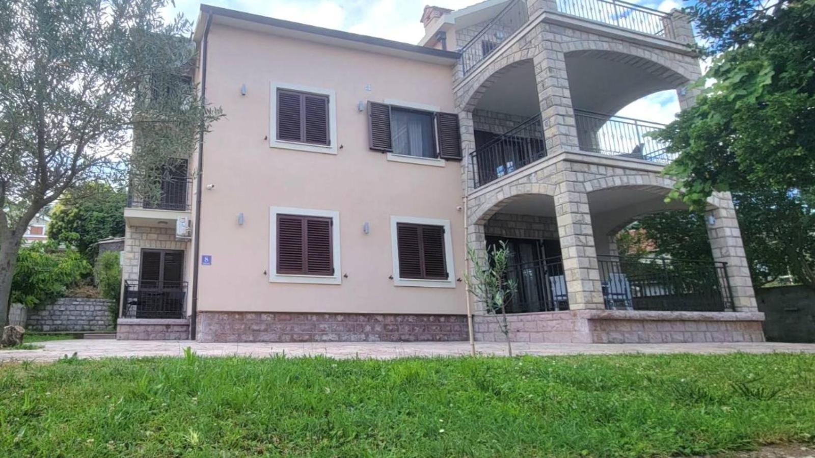 Apartments N & S - Private Parking & 1 Minute To The Beach Herceg Novi Exterior photo